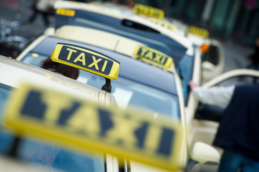 Taxis warten in Berlin auf Kunden. Andreas Knie schlägt vor, das Taxifahren in den Außenbezirken zu subventionieren. Auch für Fahrten mit Uber & Co. soll es Zuschüsse geben.