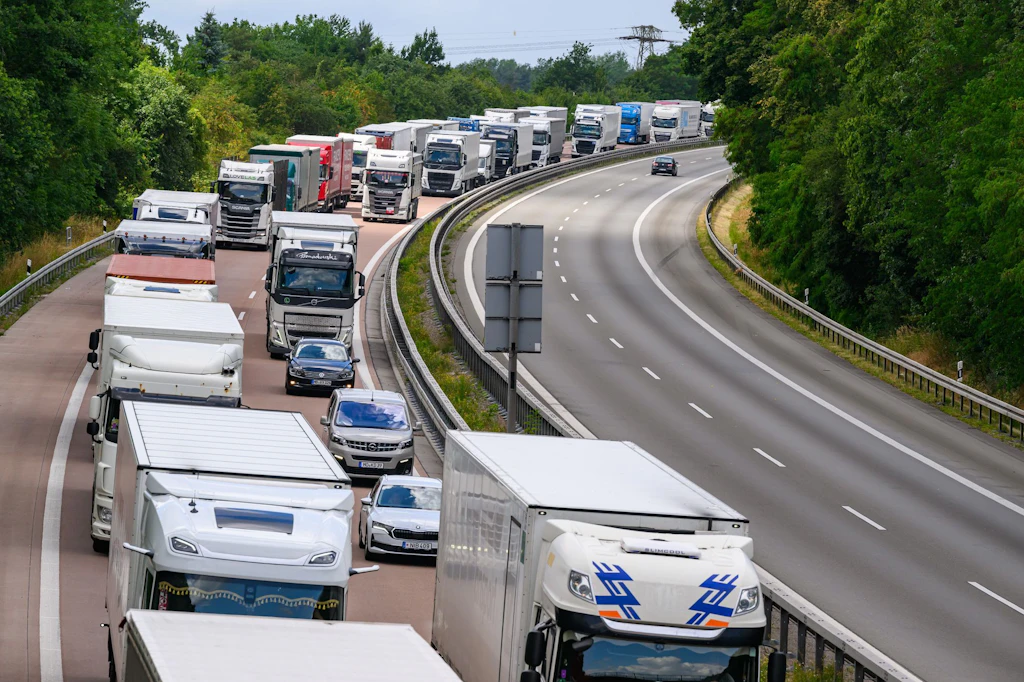 Auf Lkw-Transporte angewiesen: Industrie und Handwerk ächzen unter den hohen Kraftstoffpreisen.