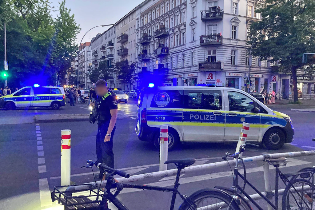 Polizei im Einsatz nach einer Schießerei in der Graefestraße in Kreuzberg.
