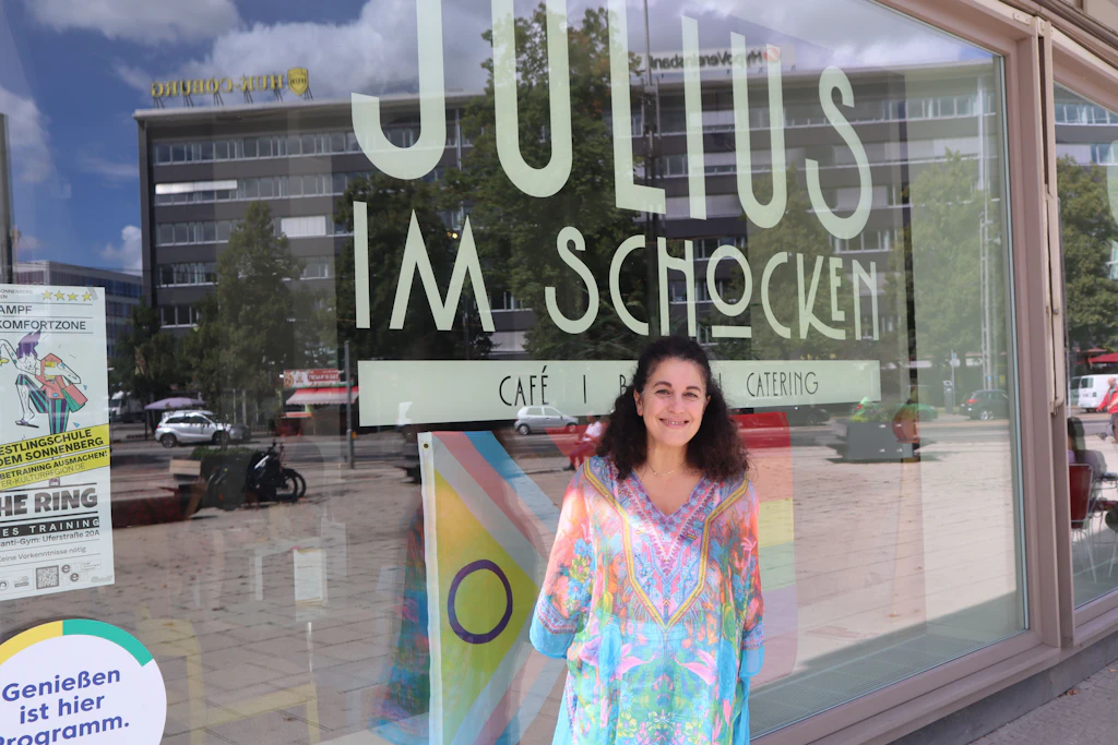 Nirit Sommerfeld vor ihrem Café in Chemnitz: Trotz Ende ihrer Zeit im Landesmuseum smac will die streitbare Enkeltochter des berühmten Chemnitzers Julius Sommerfeld, der zahlreiche Juden zu Nazizeiten in Sicherheit brachte, der Stadt treu bleiben.
