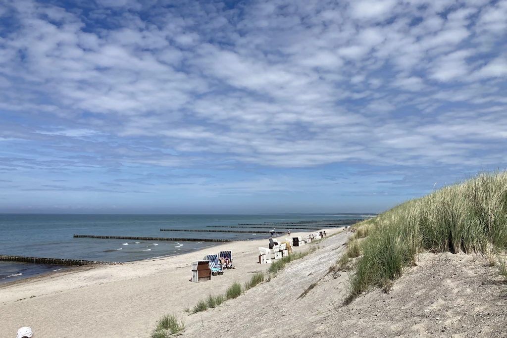 Auch der Weststrand von Ahrenshoop bietet eine gute Beobachtungsmöglichkeit für die partielle Mondfinsternis am frühen Morgen des 24.8. – sofern keine Wolken am Horizont sind.