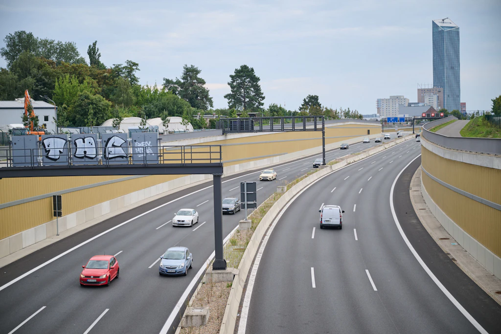 Vor einem Jahr eröffnet: Der 16. Bauabschnitt der A100 führt vom Dreieck Neukölln zur Straße Am Treptower Park. Der Bund möchte den Stadtring bis Lichtenberg verlängern.