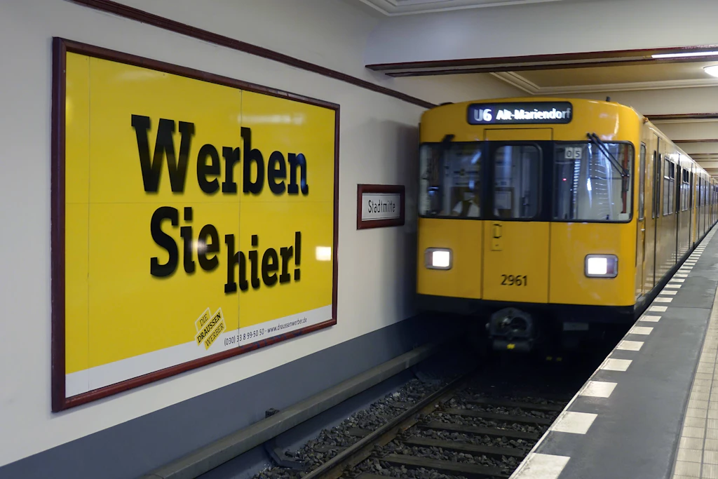 Die BVG hat es wieder getan: Ärger um entfernte Werbung – dieses Mal sogar Wahlplakate
