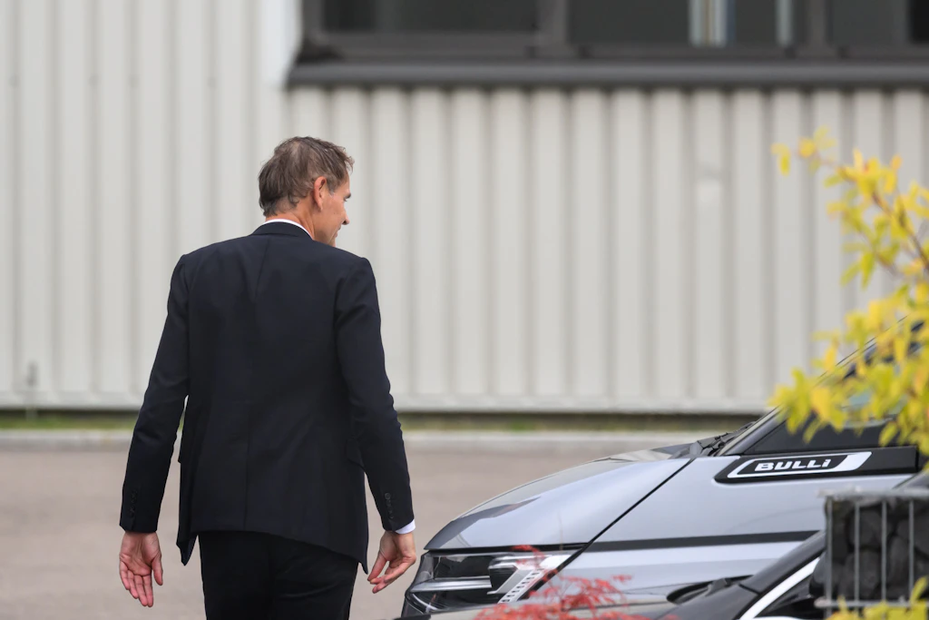 Der VW-Vorstandsvorsitzende Oliver Blume verlässt nach einer Veranstaltung das VW-Werk in Zwickau.