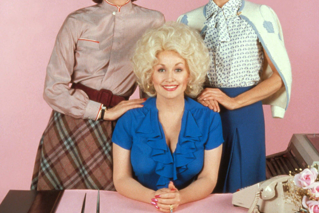 In „9 to 5“ spielte Dolly Parton an der Seite von Jane Fonda und Lily Tomlin. Die Komödie von 1980 erzählt von drei Büroangestellten, die sich gegen ihren sexistischen und tyrannischen Chef wehren – für Parton war es ihr Filmdebüt. Sie schrieb und sang außerdem den Titelsong „9 to 5“.