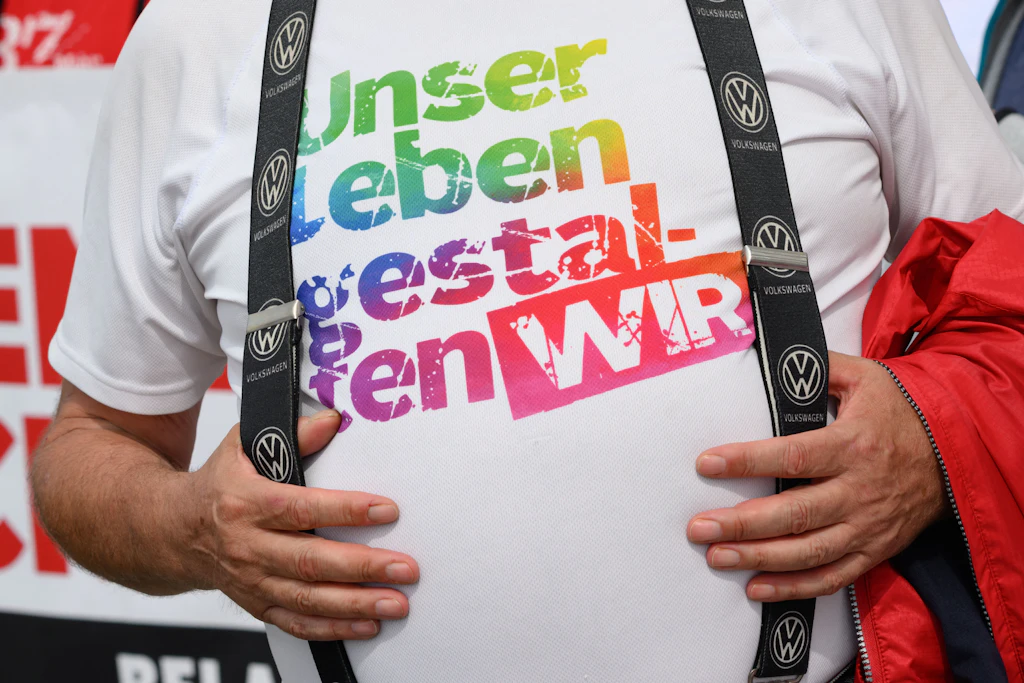 Die Botschaft dieses Zwickauer VW-Mitarbeiters ist eindeutig. Er protestiert für den Erhalt des Werkes.