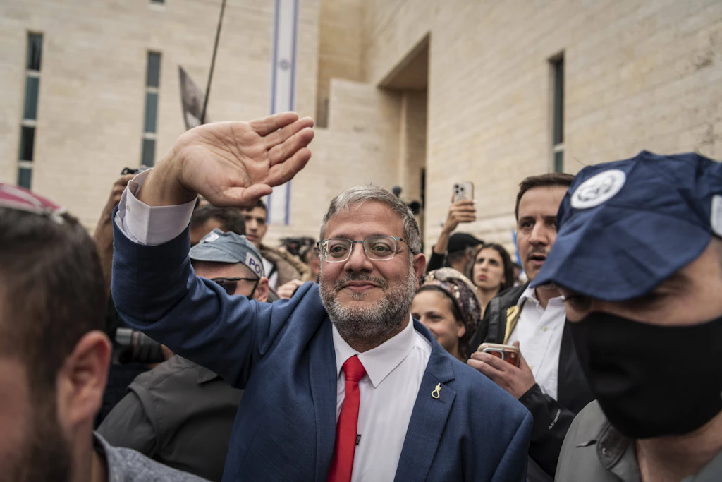 Itamar Ben-Gvir grüßt bei einem Auftritt in Jerusalem seine Unterstützer.