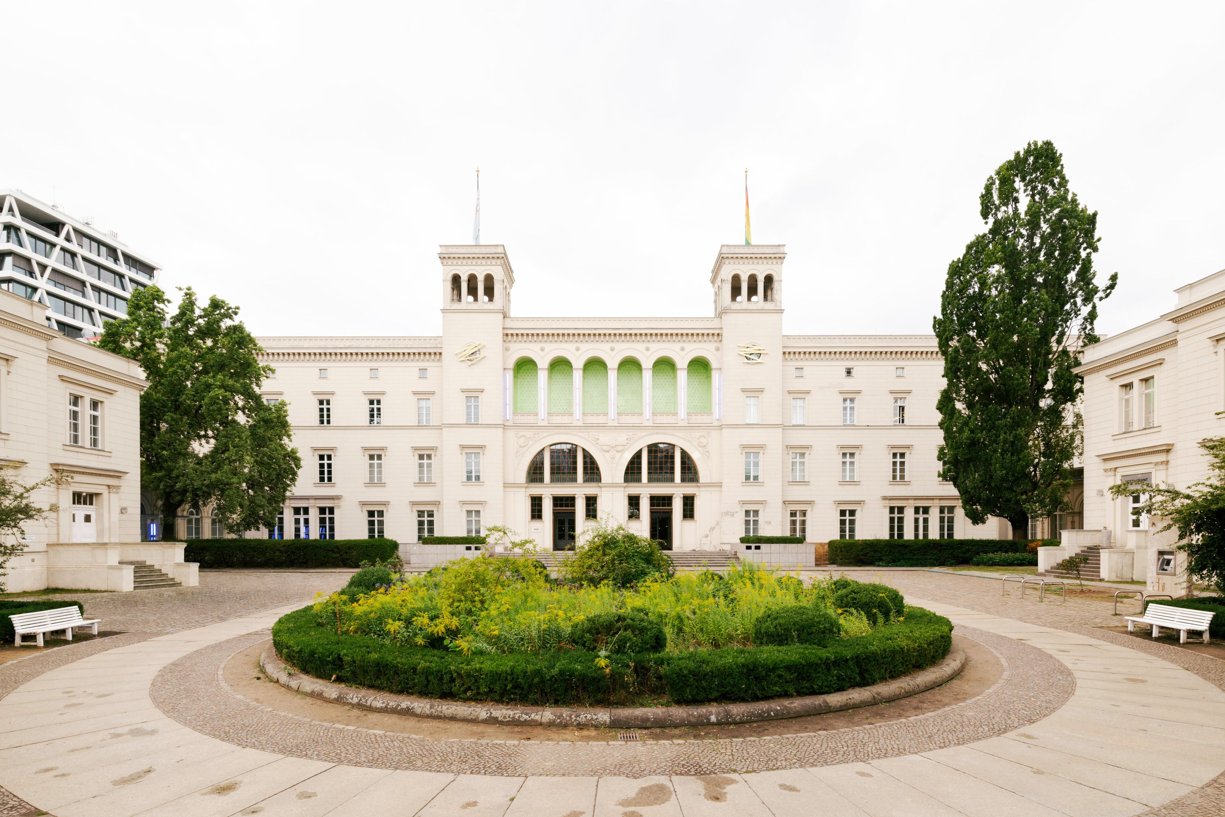 Neu am Hamburger Bahnhof: Ayşe Erkmen lässt Hauszeichen golden blitzen