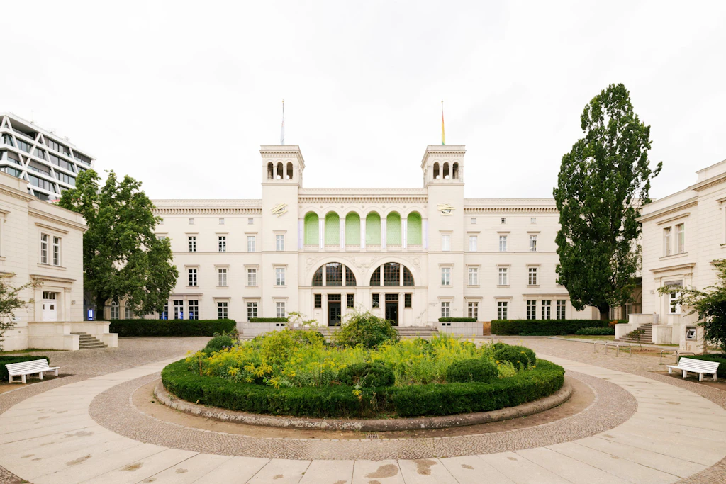 Ayşe Erkmens  neue blitzartige  Metall-Arbeit an beiden Türmen des Hamburger Bahnhofs: „no time/no flower“, Teil der „Unendlichen Ausstellung