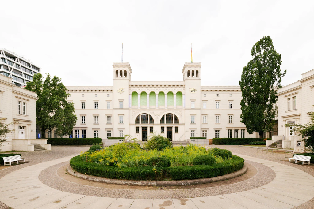 Neu am Hamburger Bahnhof: Ayşe Erkmen lässt Hauszeichen golden blitzen