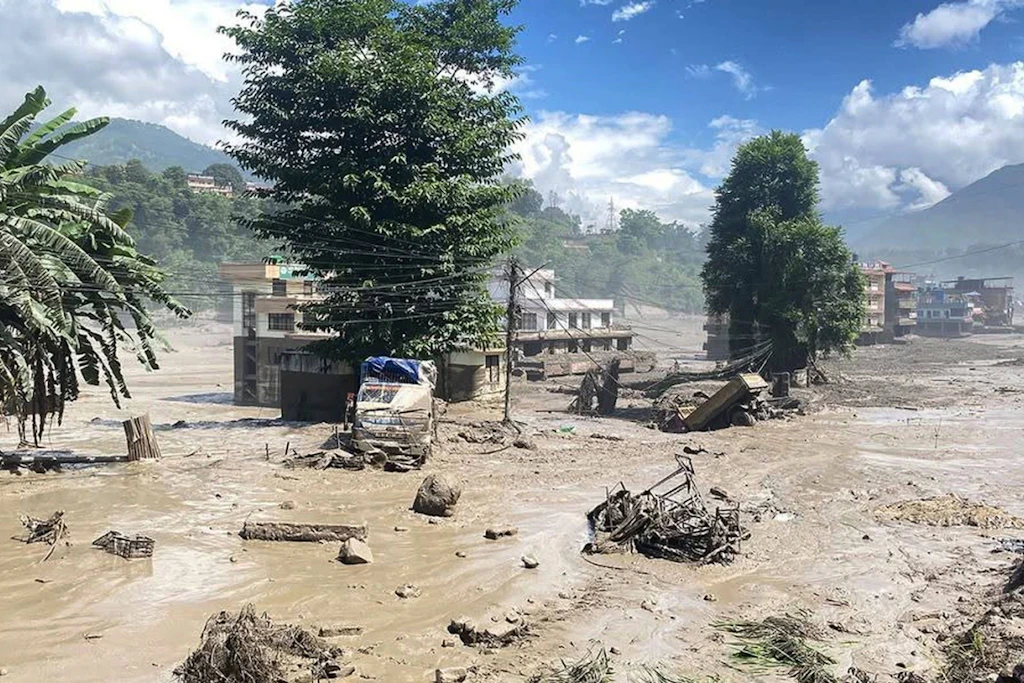 Nach schweren Überschwemmungen in Nepal ist der Verbleib von Hunderten Menschen unbekannt.