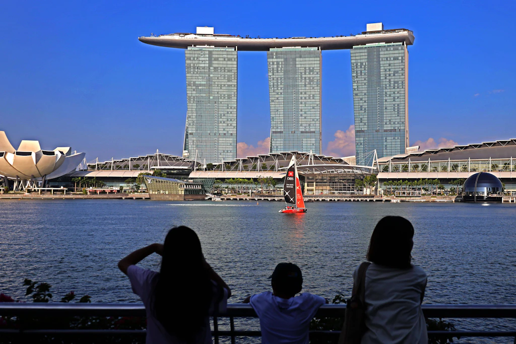 Das Marina Bay Sands prägt die Skyline am Singapore River in Singapur.