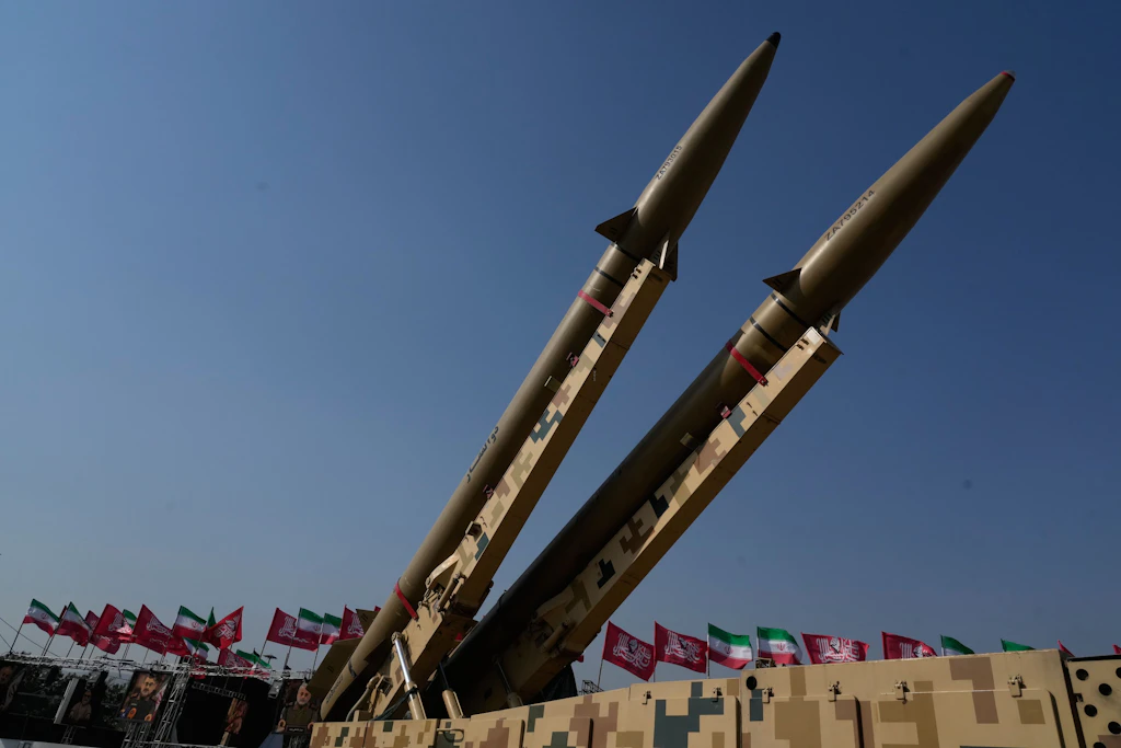 Im Iran hergestellte Raketen werden von den Streitkräften in einer temporären Ausstellung präsentiert.