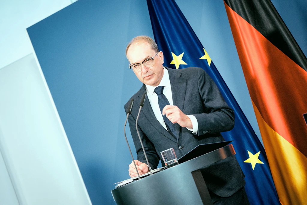 Bundesinnenminister Alexander Dobrindt spricht angesichts jüngster Vorfälle von einem „hybriden Anschlagsszenario“ und treibt die Nachrichtendienst-Reform voran.