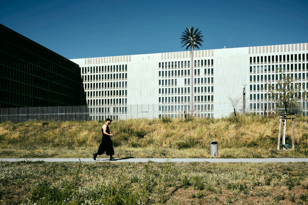 Die BND-Zentrale in der Berliner Chausseestraße: Hier werden derzeit die weitreichendsten Befugniserweiterungen in der Geschichte des Dienstes vorbereitet.