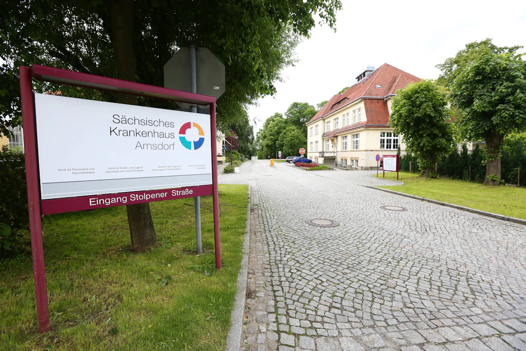 Das Fachkrankenhaus Arnsdorf hielt ebenfalls Plätze zur Zwangsunterbringung während der Pandemie bereit. 
