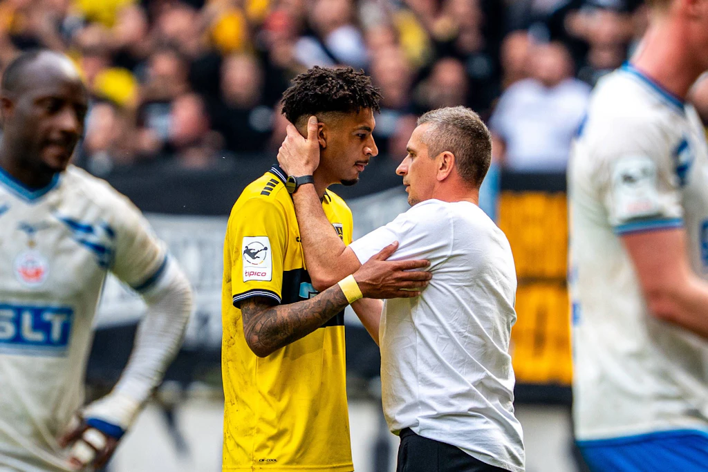 Unter Trainer Mersad Selimbegovic (r.) ist da Silva Kiala bei Alemannia Aachen in der Innenverteidigung gesetzt.
