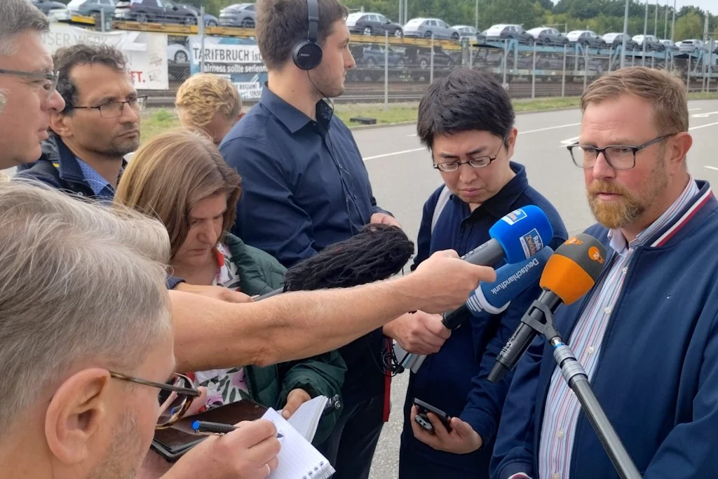 Mike Rösler, Gesamtbetriebsrat bei VW Sachsen, stand den zahlreichen Medienvertretern Rede und Antwort.
