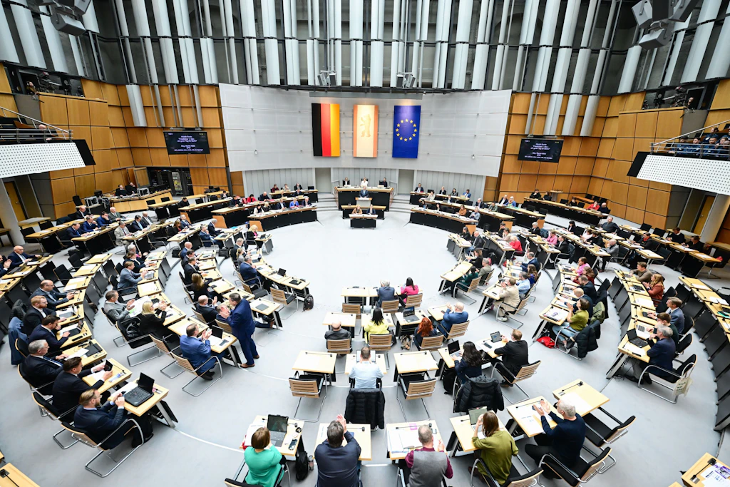 Mitglieder des Abgeordnetenhauses sowie Senatsmitglieder sitzen im Plenarsaal.