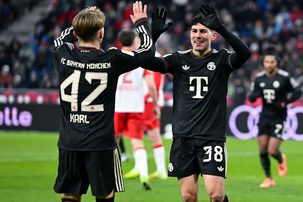 Felipe Chavez (r, Bayern München) jubelt mit Lennart Karl (Bayern München).