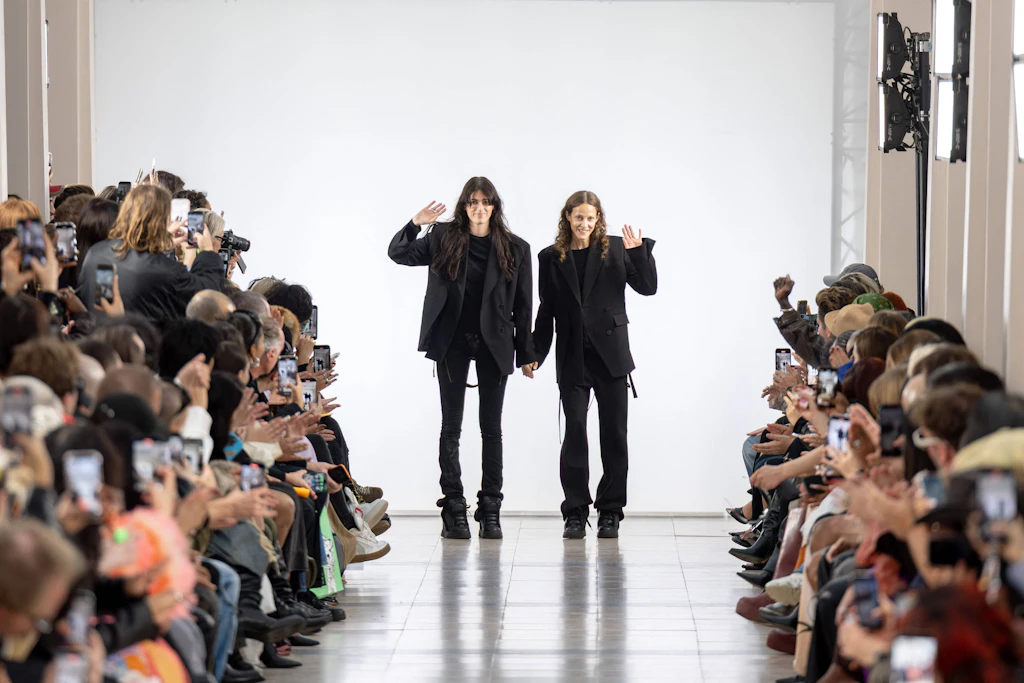 Applaus in Paris: die Designerinnen Cosima Gadient und Christa Bösch nach der Ottolinger-Show im Oktober 2025