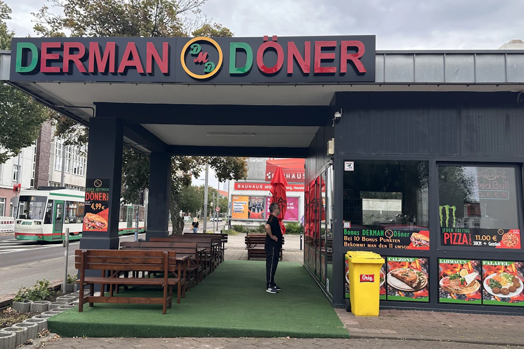 Über 130 migrantisch geführte Läden in Magdeburg haben heute geschlossen. Darunter auch „Derman Döner“ im Stadtteil Neue Neustadt. An vielen Türen hängt das gleiche Schild: „Wir streiken!“