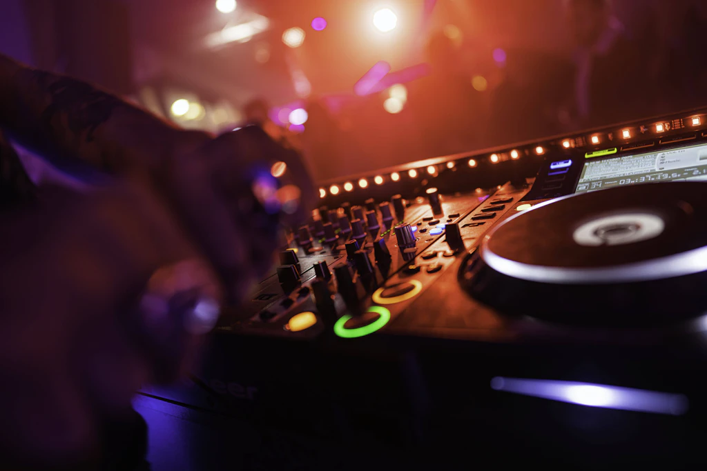 Auch Auflegen, ob mit Vinyl oder ganz digital, ist Handwerk.
