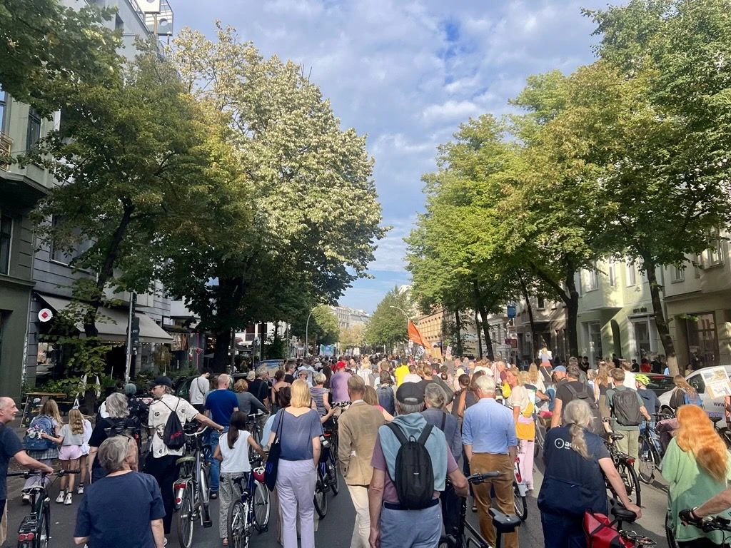 300 Menschen, prominente Unterstützung: Wut wächst über Baumfällungen auf Torstraße