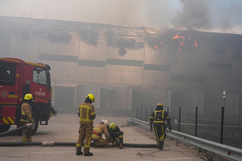 Feuerwehrleute löschen nach einem russischen Luftangriff in Kiew einen Brand in Lagerhallen.