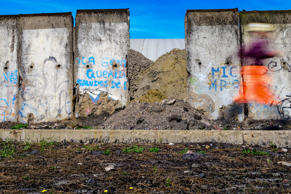 Rund 500 Meter der <a target="_blank" rel="noopener" href="https://de.wikipedia.org/wiki/Berliner_Mauer">Berliner Mauer</a> wurden nach der Wende von der BAV Aufbereitung Herne in ihrer ursprünglichen Funktion als Stützwände für Deponien und Schüttgut verwendet.