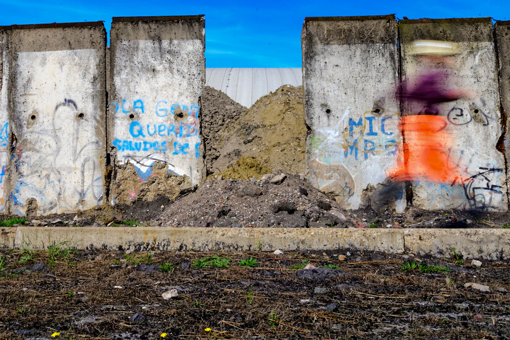 Rund 500 Meter der <a target="_blank" rel="noopener" href="https://de.wikipedia.org/wiki/Berliner_Mauer">Berliner Mauer</a> wurden nach der Wende von der BAV Aufbereitung Herne in ihrer ursprünglichen Funktion als Stützwände für Deponien und Schüttgut verwendet.