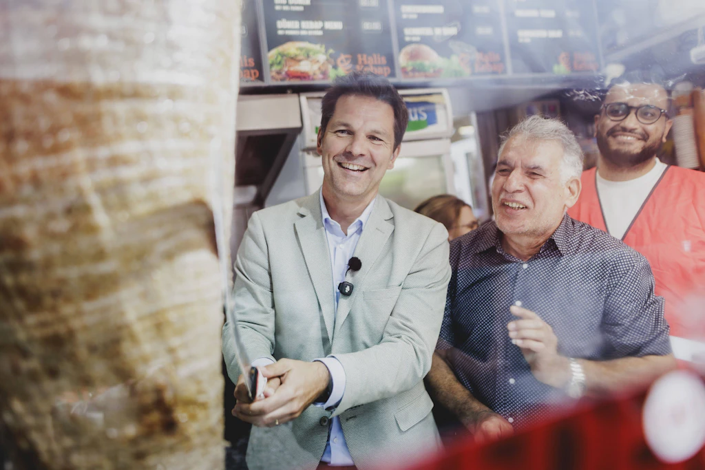 Steffen Krach, SPD-Spitzenkandidat für die Abgeordnetenhauswahl in Berlin, bei Halis Kebap in Berlin