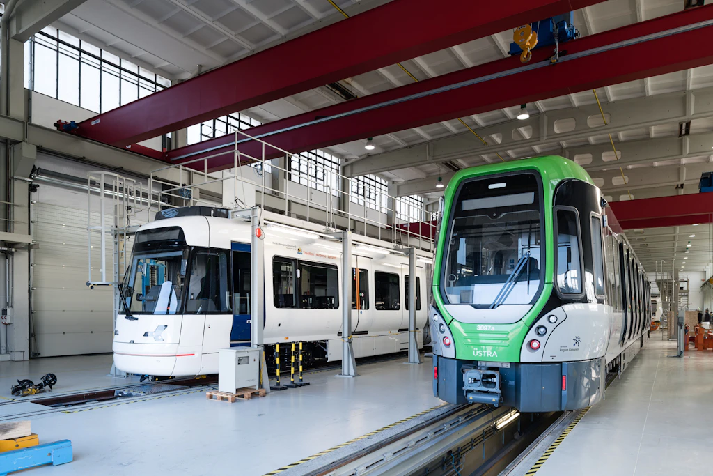Blick in die Werkshalle von Heiterblick: Ein Straßenbahnzug vom Typ Vamos Bielefeld (links) und TW 3000 Hannover.