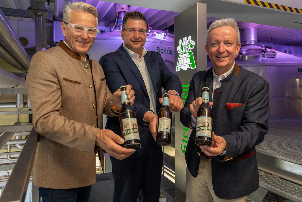 Landrat Thomas Hennig (m.) freut sich über den Zuwachs der Vogtland-Markenbotschafter-Riege mit den Geschäftsführern der Sternquell-Brauerei Jan Gerbeth (r.) und Günther Spindler.