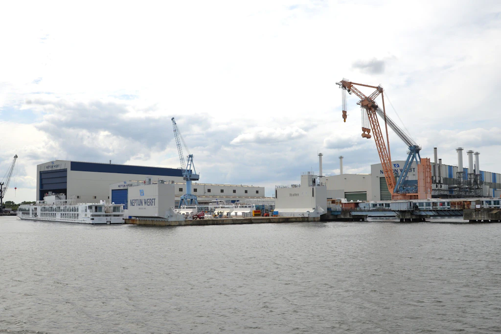 Der Hafen von Rostock-Warnemünde mit Neptun- und Warnow-Werft.