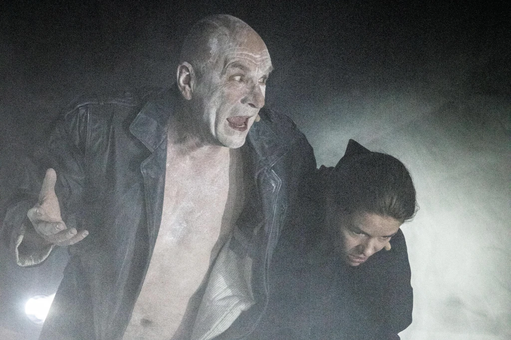 Es ist schon wieder was faul im Staate Cottbus: Götz Schubert als Geist und Linn Reusse als Hamlet.