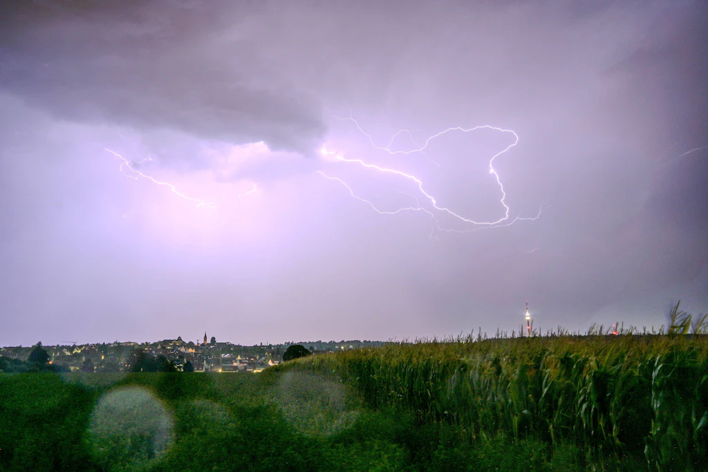 Ein Gewitter zieht nachts über einen Ort: Der Deutsche Wetterdienst erwartet, dass sich die Gewitter im Laufe der Nacht auf die Nordwesthälfte und die Mitte Deutschlands ausbreiten. (Symbolbild)