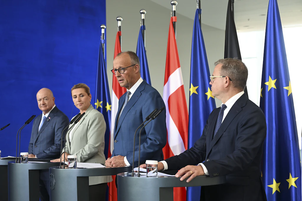 Bundeskanzler Friedrich Merz (2. v. r.) mit Österreichs Bundeskanzler Christian Stocker, Dänemarks Ministerpräsidentin Mette Frederiksen und Finnlands Ministerpräsident Petteri Orpo bei einer gemeinsamen Pressekonferenz in Berlin am 27. August 2026.
