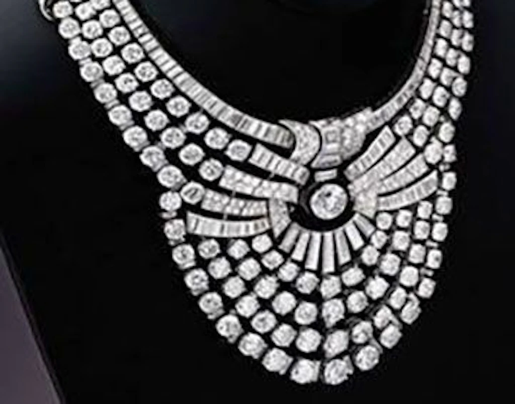 Eine von der Polizei veröffentlichte Aufnahme zeigt ein Collier aus dem Museum für angewandte Kunst (MAK) in der Wiener Innenstadt.