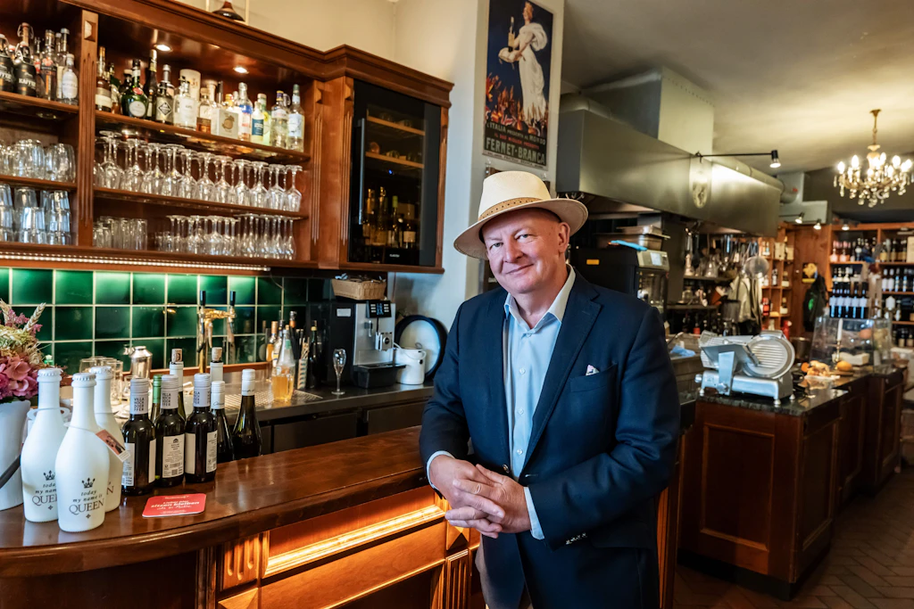 Der Anwalt Thomas Noack besitzt seit zehn Jahren in der Altstadt von Köpenick das Weinhaus. Er sagt, die Politik müsse mehr für die Wirtschaft tun.