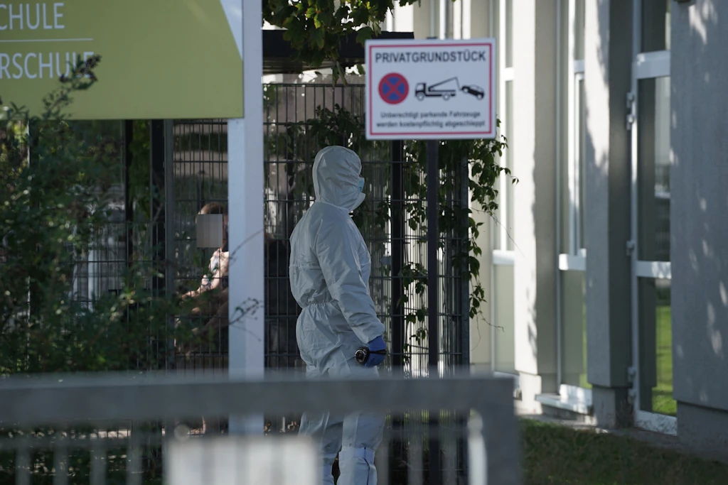 Bei einer Gewalttat an einer Schule in Gosen-Neu Zittau sind eine Frau und ein Mann getötet worden.