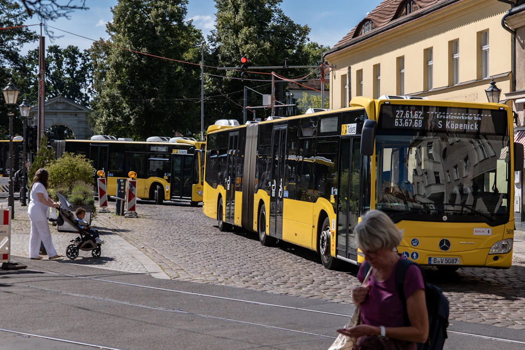 Derzeit ein alltägliches Bild in Köpenick: Schienenersatzverkehrsbusse fahren statt Straßenbahnen durch die Altstadt.