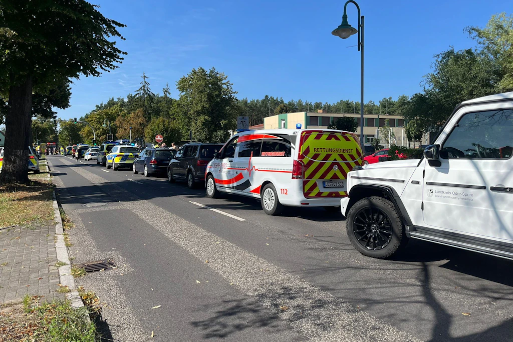 Polizei- und Rettungsfahrzeuge vor der Schule in Gosen NeuZittau