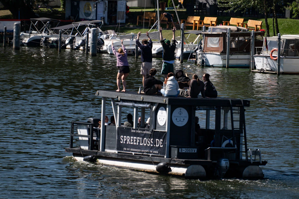 Köpenick ist der wasserreichste Bezirk in Berlin – gerade im Sommer sind viele Schiffe, auch Partyflöße, auf den Gewässern unterwegs.