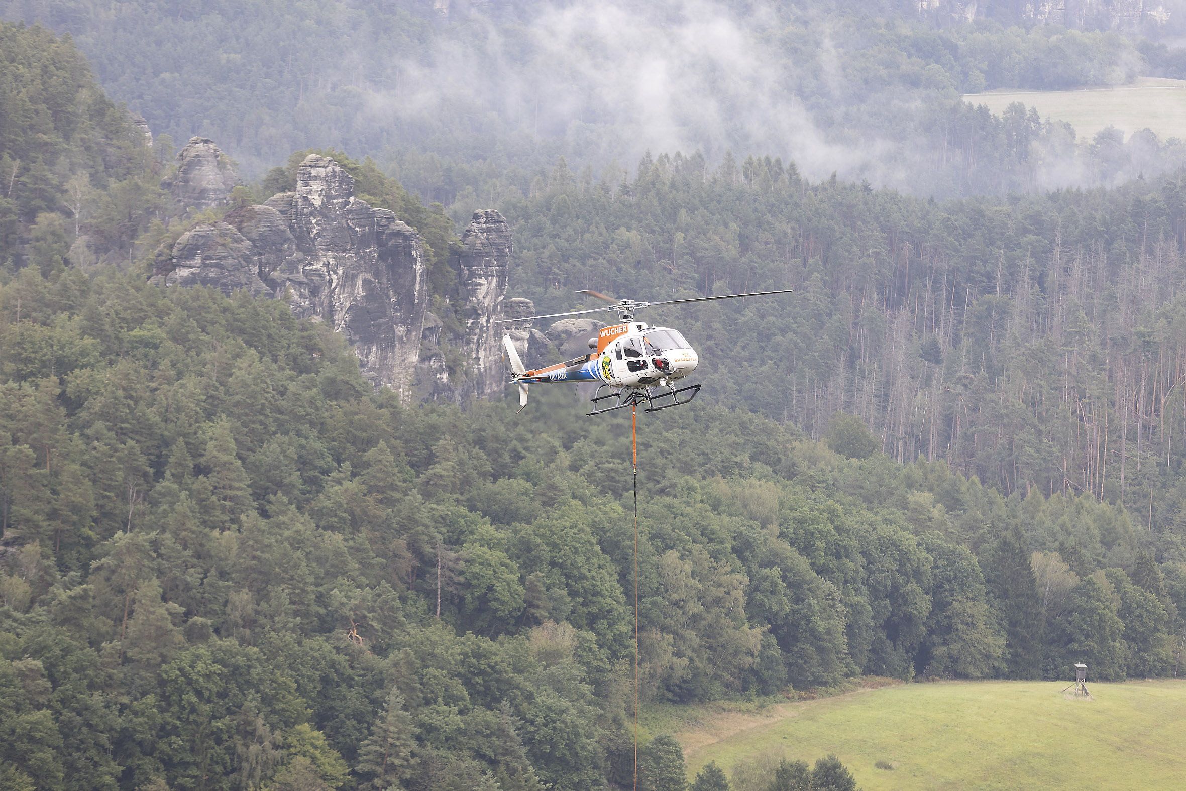Nach schwerem Sturm in der Sächsischen Schweiz: Hubschrauber fliegen Bäume aus
