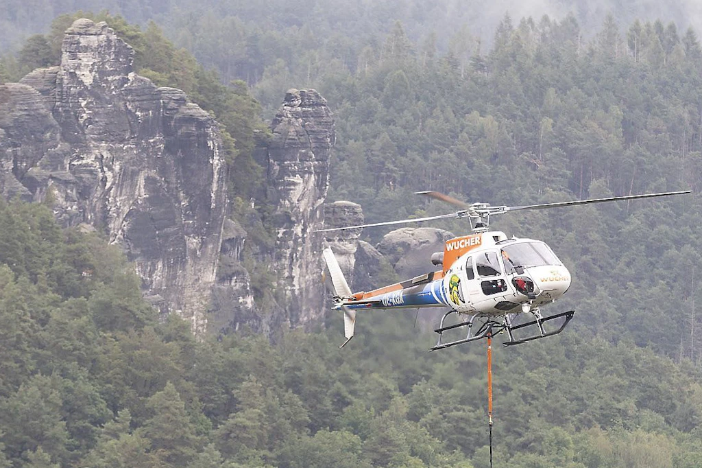Nach dem verheerenden Sturm vom 31. Juli unterstützen Hubschrauber bei der Beräumung der Schäden.
