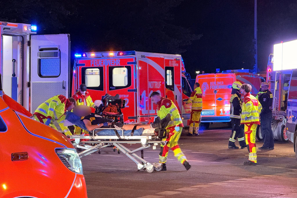 Rettungskräfte sind im Einsatz, nachdem der Christopher Street Day (CSD) abgebrochen wurde. Der islamistische Terrorist Abdul Ballout (20) war mit einem Transporter in die Menschenmenge gefahren. Mehrere Personen erlitten außerdem Stichverletzungen.