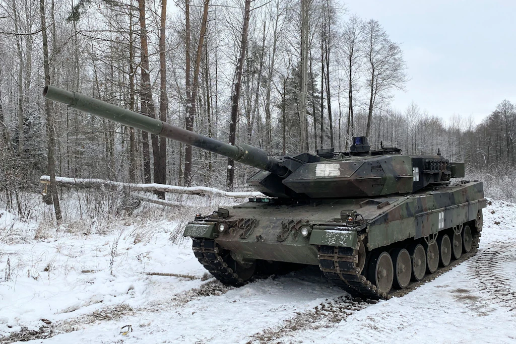 Ein Leopard 2 A6 Panzer steht auf dem litauischen Truppenübungsplatz Gaiziunai, etwa 90 Kilometer nordwestlich der Hauptstadt Vilnius.