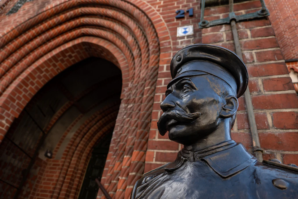Eine Hauptmann-Statue aus Bronze bewacht heute das Köpenicker Rathaus.