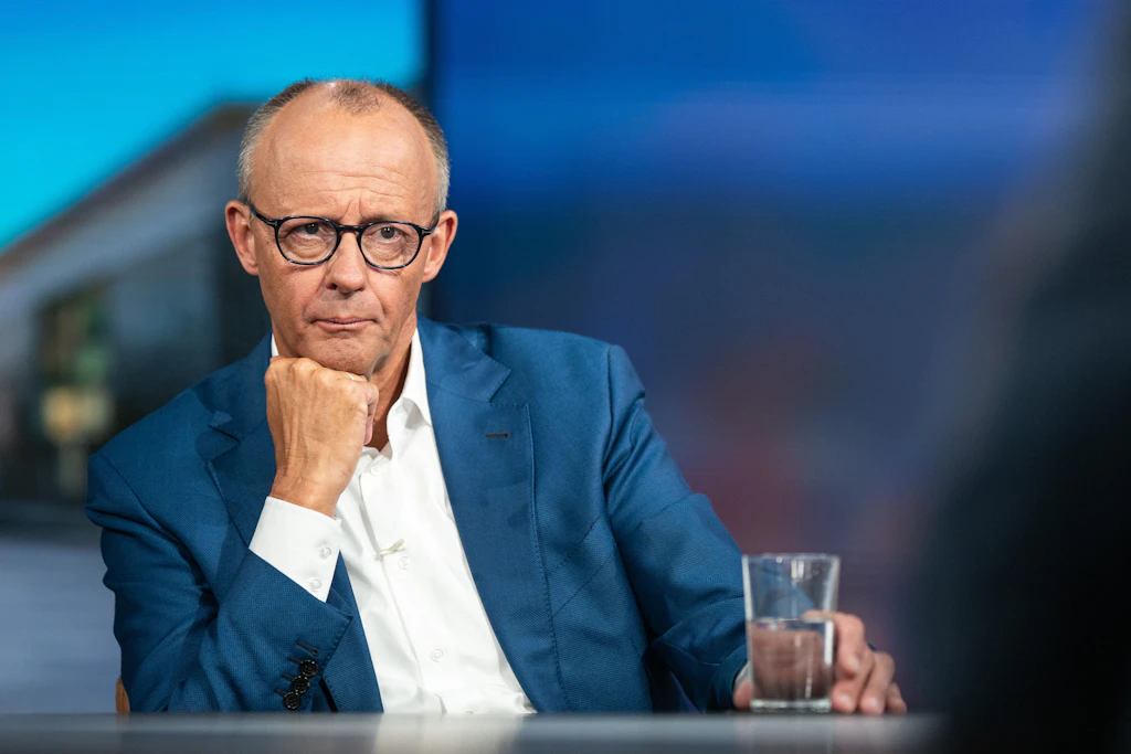 Bundeskanzler Friedrich Merz wird in einer Fernsehsendung kritisiert.